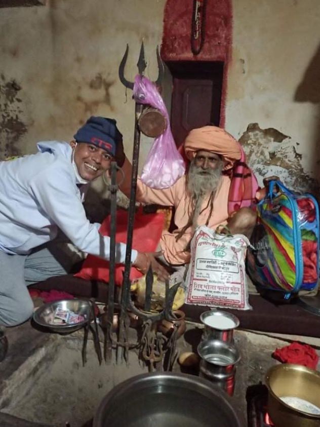 Pintu gives a sadhhu a Baba's Feed Project food kit